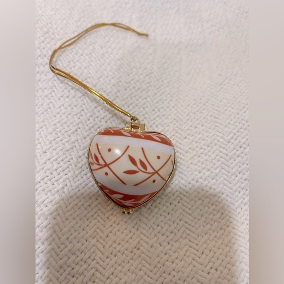 Valerie Parr Hill locket box ornament - Picture 1 of 2